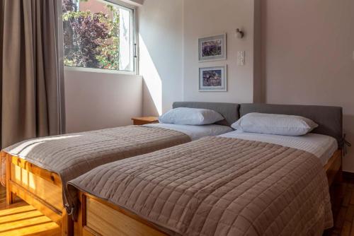 Posteľ alebo postele v izbe v ubytovaní Sunny Escape:Stylish and Roomy Apt in Beach Haven!