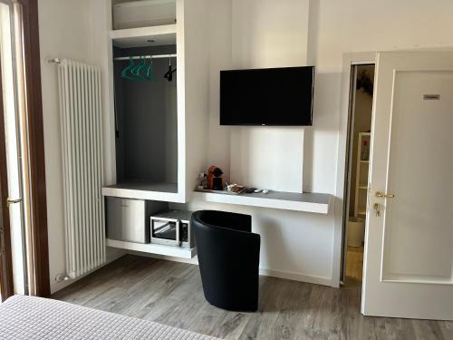 Televisyen dan/atau pusat hiburan di Relax & Emozioni Rooms