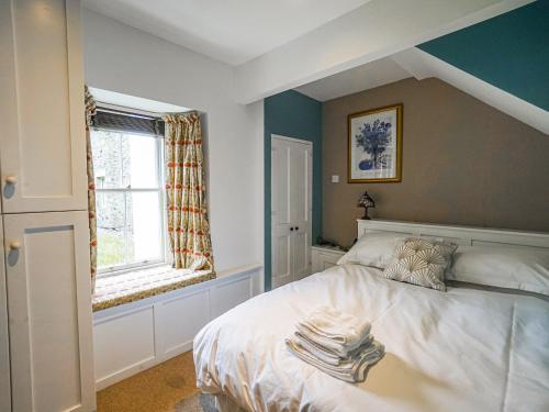 um quarto com uma cama branca e uma janela em The Rennie Mackintosh Retreat em Comrie