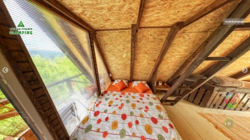 Postel nebo postele na pokoji v ubytování Bosnian Pyramid Glamping