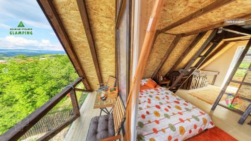 维索科Bosnian Pyramid Glamping的带一张床和阳台的客房