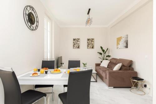 un salon avec une table et un canapé dans l'établissement Bright and elegant renovated two rooms - Near Suquet, à Cannes