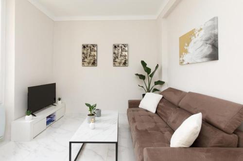 Bright and elegant renovated two rooms - Near Suquet