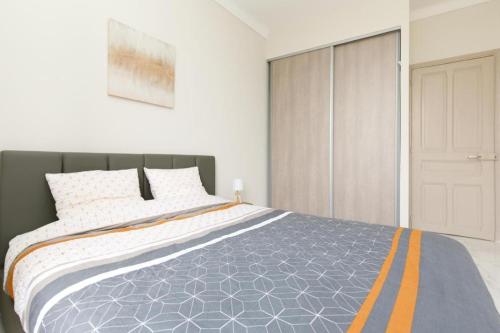 Bright and elegant renovated two rooms - Near Suquet