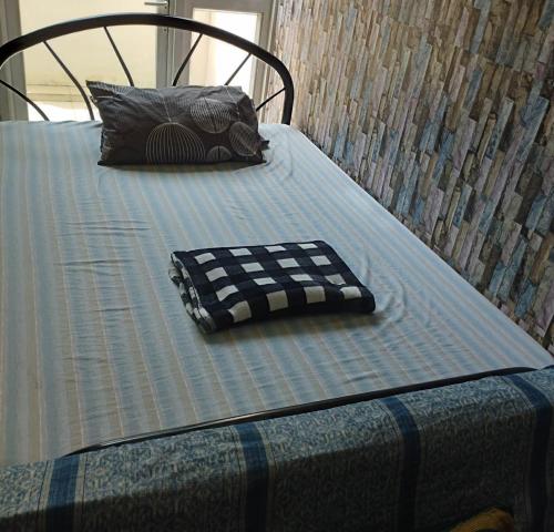 ein Bett mit einem Kissen darüber in der Unterkunft Alabang Staycation in Manila