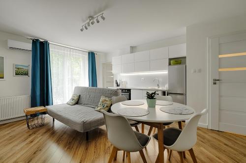 salon ze stołem i kanapą w obiekcie Apartamenty MM - Chmielna w Zielonej Górze