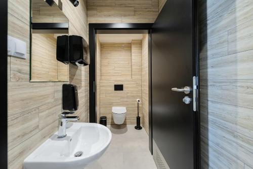 y baño con lavabo y aseo. en Góralskie Apartamenty Trimont, en Czorsztyn