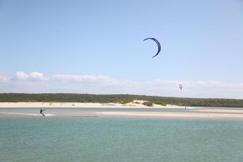a person kite surfing on a beach with a kite at Hotel Jangadas in Águas Belas