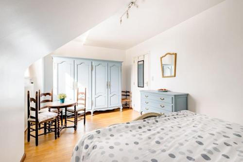 una camera con letto, tavolo e sedie di Private Room in a beautiful Villa a Gand