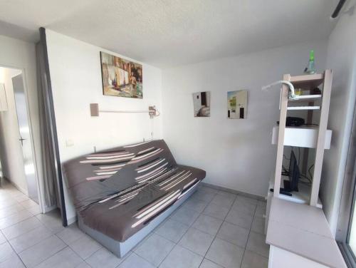 Cette chambre dispose de lits superposés et d'une échelle. dans l'établissement T2 au ponant avec piscine, à La Grande Motte