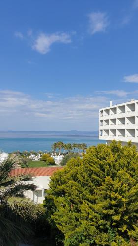 een uitzicht op een wit gebouw en de oceaan bij RELAXING SUMMER HOUSE HANIOTI in Hanioti