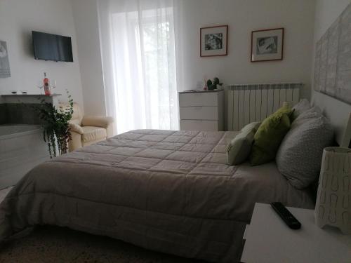 una camera con un grande letto e una finestra di Casa rosa Abruzzo 3 a Musellaro