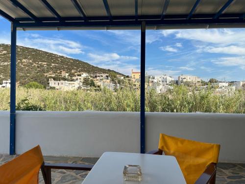 una mesa y sillas con vistas a la ciudad en Antonia, en Galissas