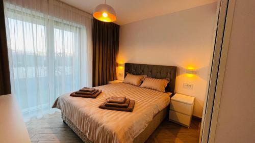 ein Schlafzimmer mit einem Bett und zwei Kissen darauf in der Unterkunft Home by the Lake nr 8 in Sibiu