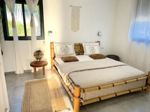 Un dormitorio con una cama grande y una ventana en שפיגל קו ראשון לנחל-Hagoshrim,הגושרים, en Hagoshrim