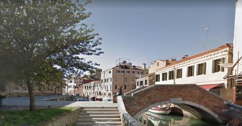 a bridge over a canal in a city at Due Delfini Apartment in Venice