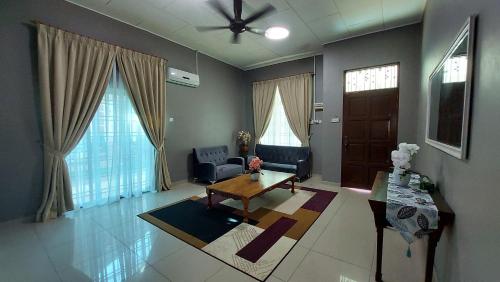 Televisyen dan/atau pusat hiburan di Teratak Azhan Homestay