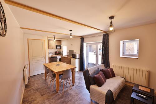 un salon avec une table et un canapé dans l'établissement Gîte La Rua, entre Tournus et Mâcon, sud Bourgogne, à Montbellet