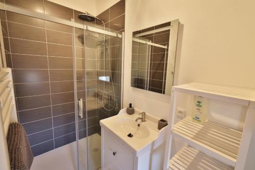 a small bathroom with a sink and a shower at La Rua, gîte entre Tournus et Mâcon, sud Bourgogne in Montbellet