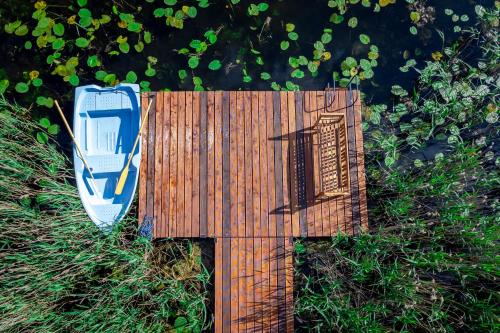 una valla de madera con un barco encima en Lakeside Home, en Ryn