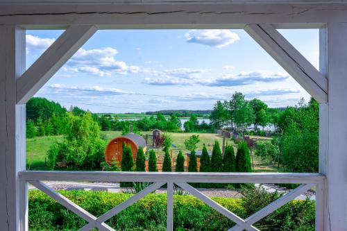 una ventana con vistas al jardín en Lakeside Home, en Ryn