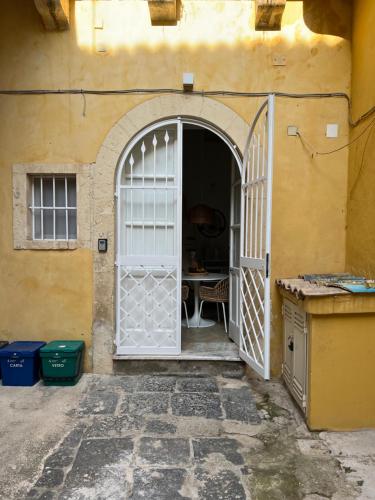 an entrance to a building with an open door at Ortigia_corte d'avolio in Siracusa