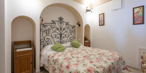 um quarto com uma cama com colcha floral em Maristella em Positano