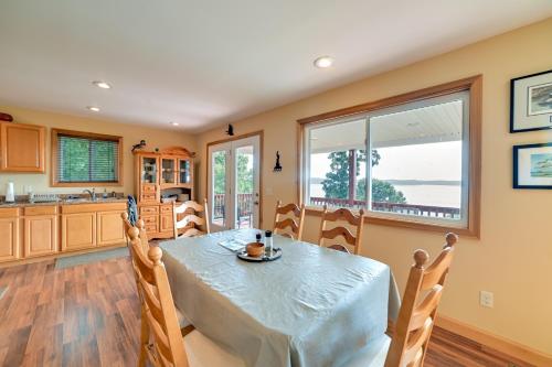 Dapur atau dapur kecil di Deck and Water View Cozy Kentucky Lake Getaway