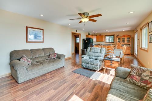 Ruang duduk di Deck and Water View Cozy Kentucky Lake Getaway