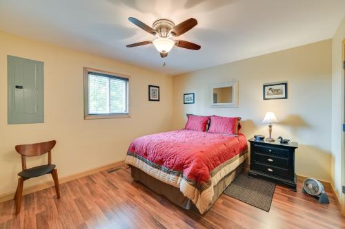 1 dormitorio con 1 cama y ventilador de techo en Kentucky Lake Getaway with Lookout Deck, Water View!, en New Concord