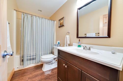 y baño con lavabo, aseo y espejo. en Kentucky Lake Getaway with Lookout Deck, Water View!, en New Concord