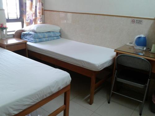 Giường trong phòng chung tại Johnson Hostel