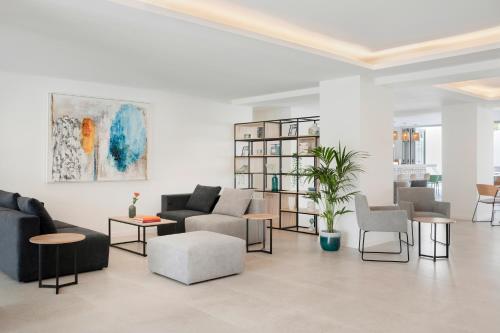 克里斯托港的住宿－Aparthotel Marina Drach，带沙发、椅子和桌子的客厅