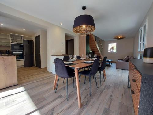 une salle à manger et un salon avec une table et des chaises dans l'établissement Charmant et spacieux appartement à quelques pas du lac, à Duingt