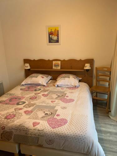尚魯斯的住宿－L'écrin du Bachat Chamrousse，一间卧室配有一张带两个枕头的床
