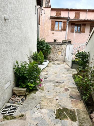 une passerelle en pierre devant un bâtiment dans l'établissement Coconning studio, à Plauzat