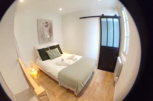 - une petite chambre avec un lit et une fenêtre dans l'établissement Le Duplex des Halles, à Pau