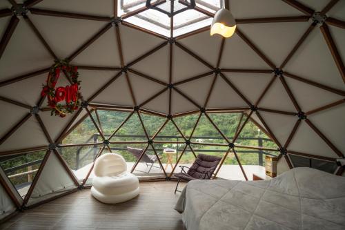 una camera con letto e finestra in una yurta di Refugio Mirador del Ocaso a Zipacón