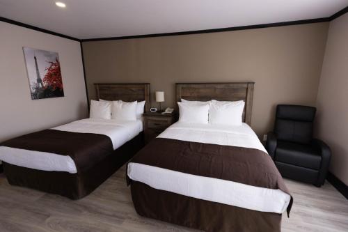 Katil atau katil-katil dalam bilik di Motel 7 Inn & Suites