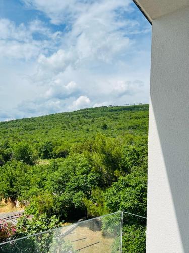 a view of a green field from a building at Apartmani AViS in Selce
