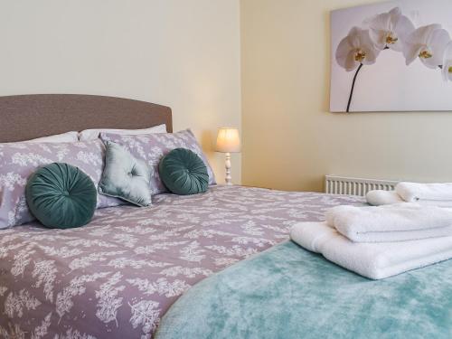 Un dormitorio con una cama con almohadas. en Poundhouse - Uk43496, en Lostwithiel