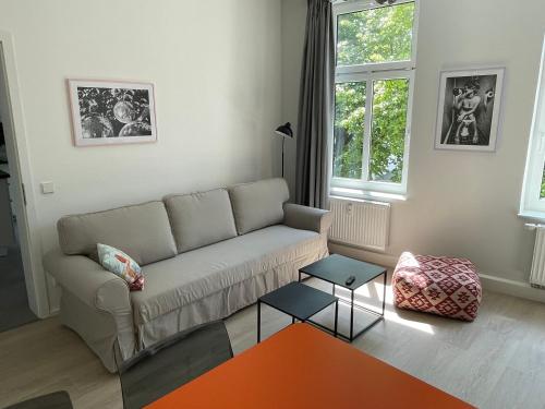 ein Wohnzimmer mit einem Sofa und einem Tisch in der Unterkunft FeWo NORDKAPP in Warnemünde
