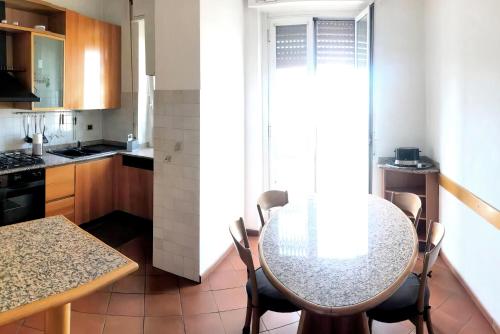 ミラノにあるAL54 Apartmentの小さなキッチン(テーブル、椅子付)