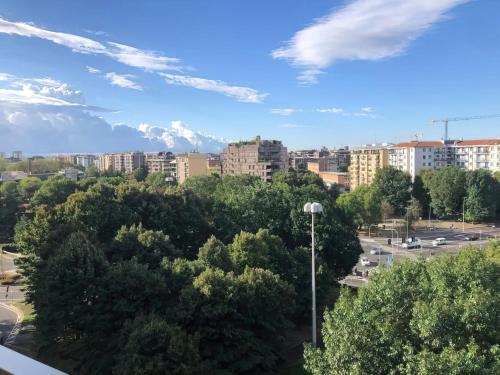 uitzicht op een stad met bomen en gebouwen bij AL54 Apartment in Milaan
