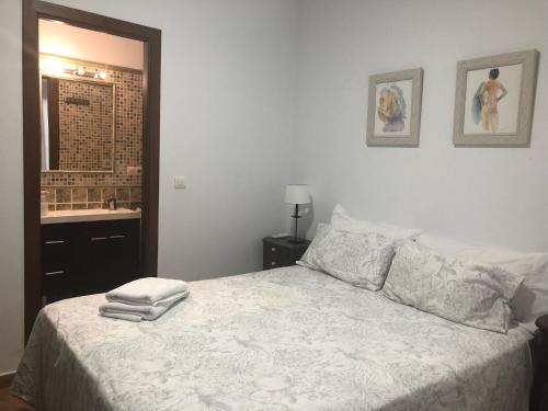 Ένα ή περισσότερα κρεβάτια σε δωμάτιο στο Niebla Centro Apartamentos