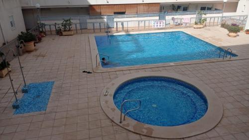 - une vue sur la grande piscine dans l'établissement Luz de almoradi, à Almoradí