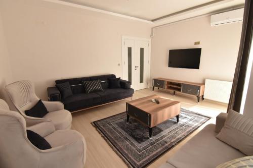 NORA SUİTE في طرابزون: غرفة معيشة مع أريكة وطاولة قهوة