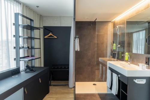 łazienka z umywalką i lustrem w obiekcie arte Hotel Salzburg w mieście Salzburg