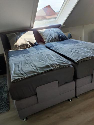 DespetalにあるFerienwohnung Despetalの窓のある部屋にある大きなベッド