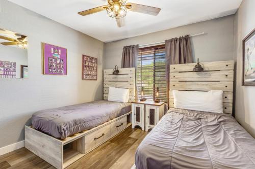 Ένα ή περισσότερα κρεβάτια σε δωμάτιο στο Mesa Oasis